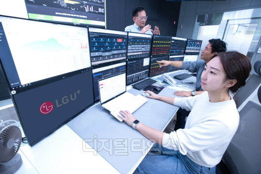 LG유플러스가 29일 서울 강서 마곡사옥에 위치한 통합관제센터를 공개했다, 사진은 LG유플러스 직원들이 관제센터를 운용하는 모습.  LG유플러스 제공